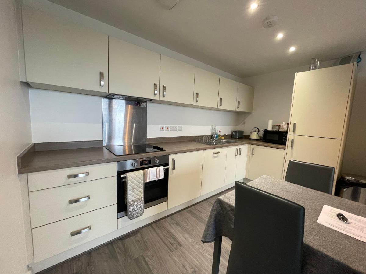 Balcony Marina With Skyline Views - Free Secure Parking Apartment