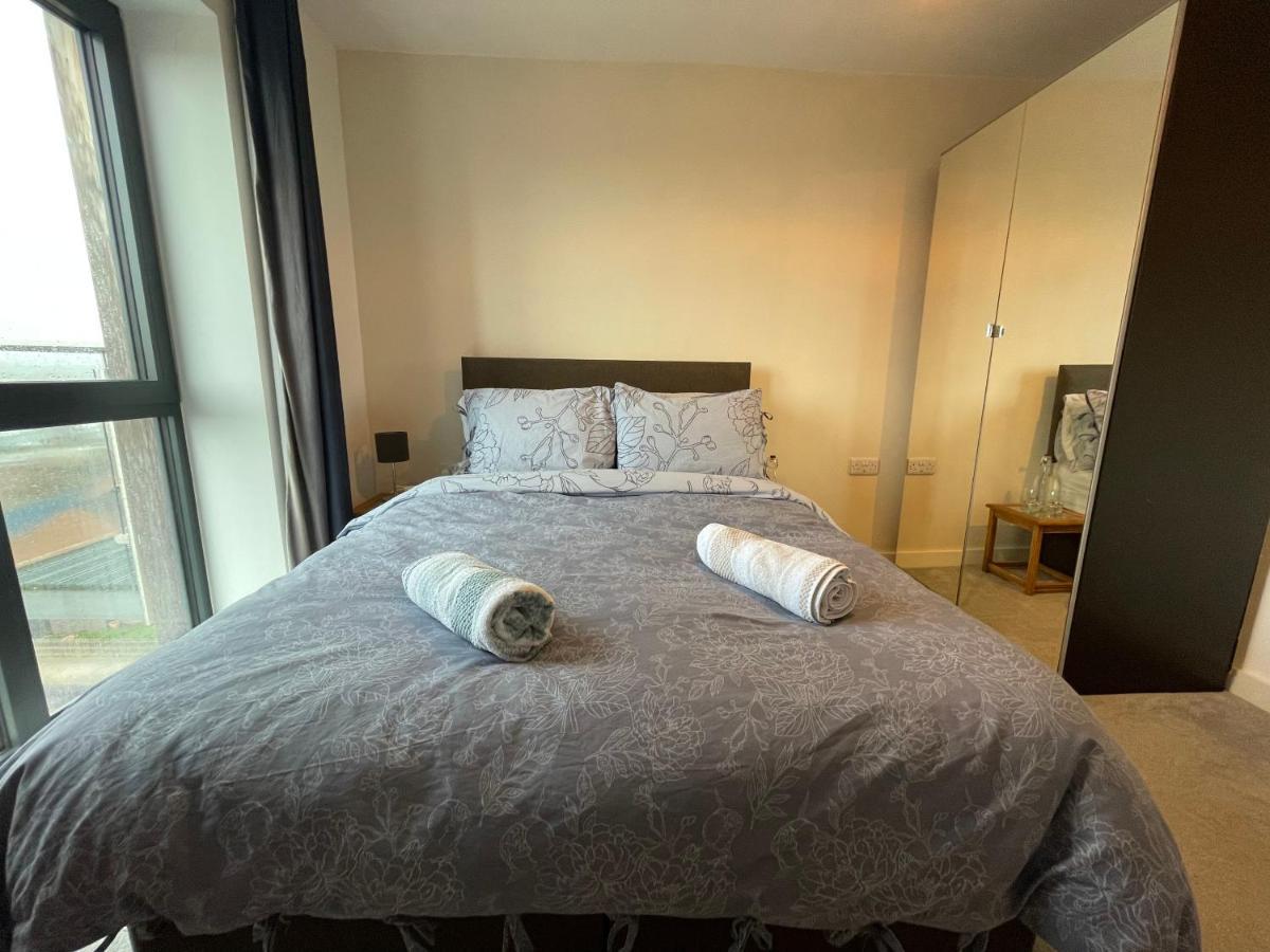 Balcony Marina With Skyline Views - Free Secure Parking Apartment *
