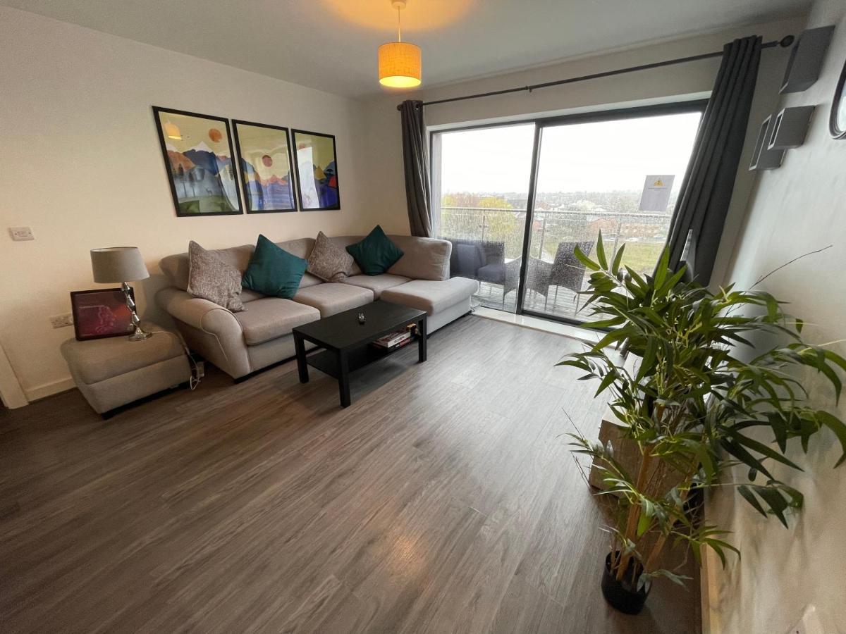 Balcony Marina With Skyline Views - Free Secure Parking Apartment Manchester