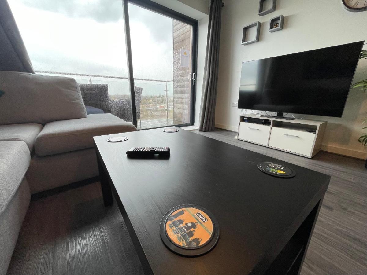 Balcony Marina With Skyline Views - Free Secure Parking Apartment