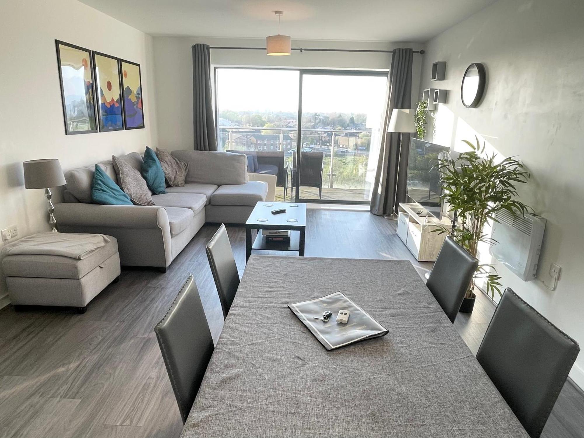Apartment Balcony Marina With Skyline Views - Free Secure Parking *